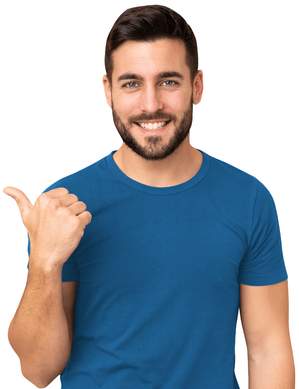 Lächelnder Mann zeigt mit dem Daumen nach hinten