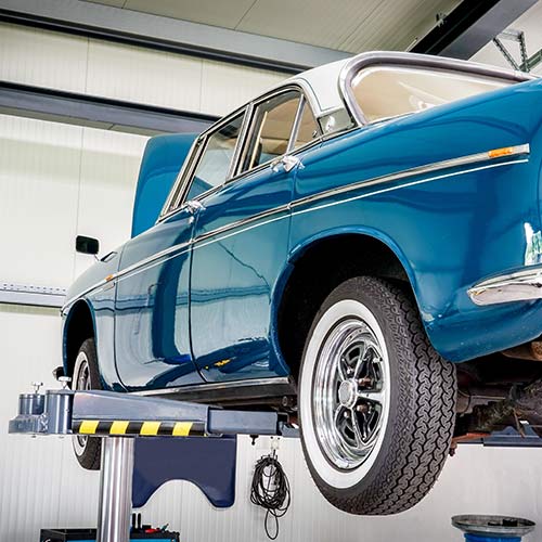 Klassisches Auto wird in Werkstatt angehoben