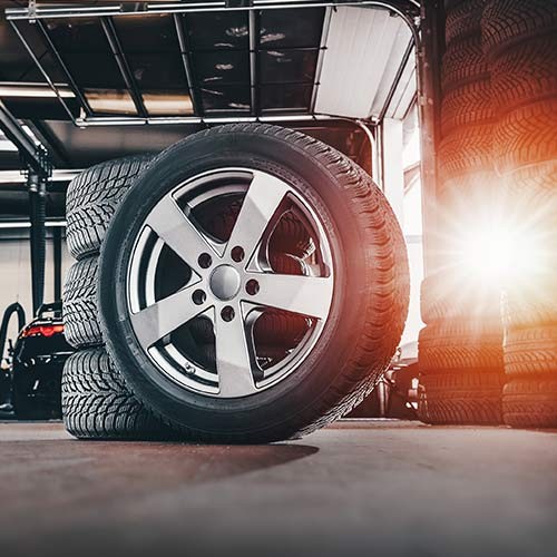 Autoreifen im Werkstattlager mit Sonnenlicht